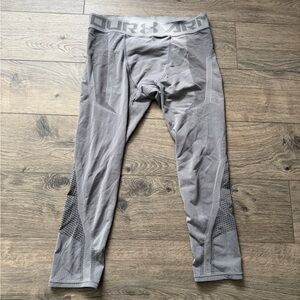 Under Armour Light Gray Athletic 3/4 Length Leggings